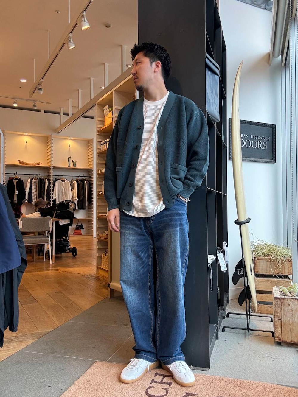ブルー系のデニムパンツ、ブルー系のカーディガン/ボレロ、ホワイト系のTシャツ/カットソーを着用したメンズの秋コーディネートの2枚目の写真