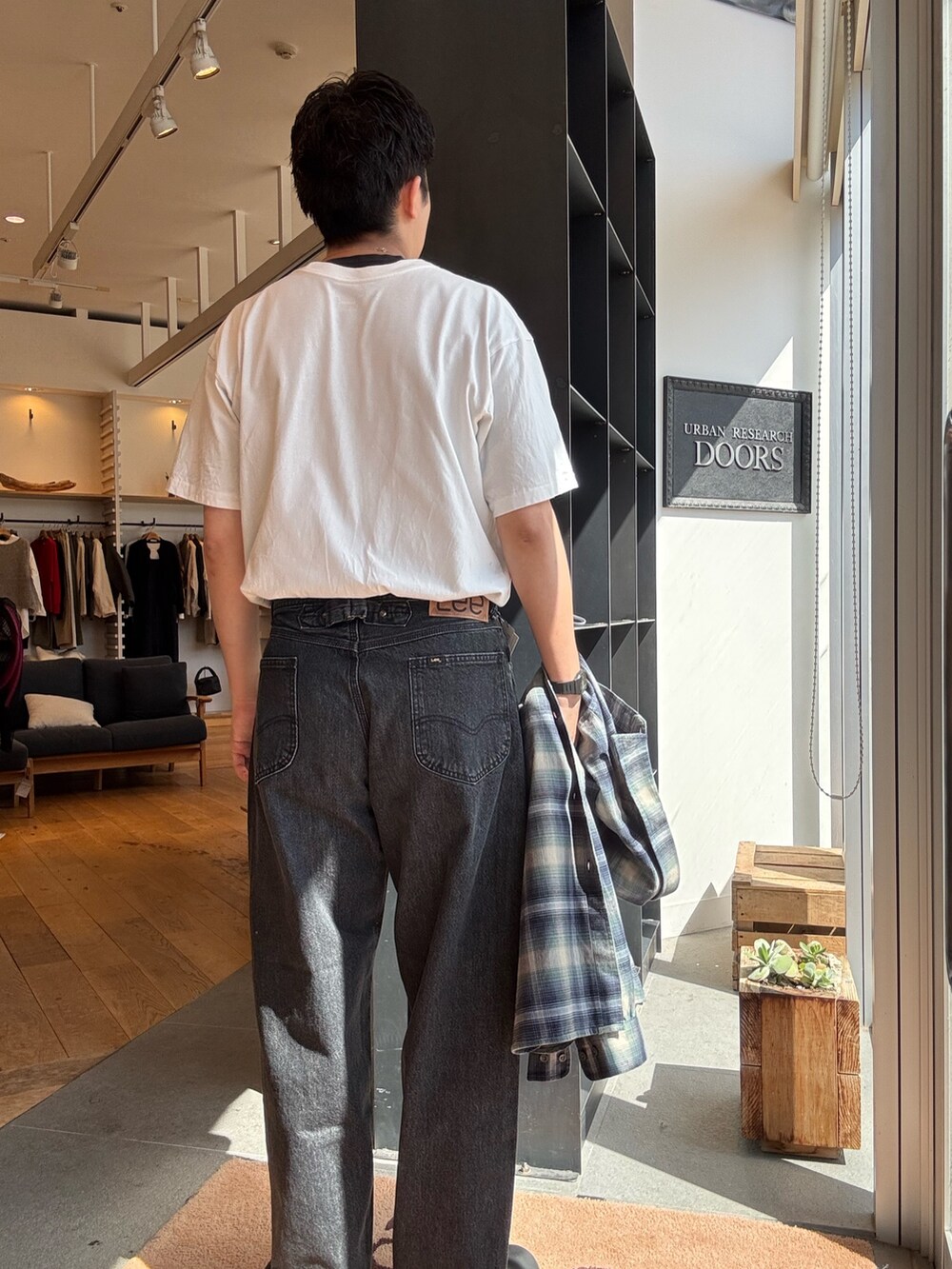 グリーン系のシャツ/ブラウスを着用したメンズの秋コーディネートの4枚目の写真