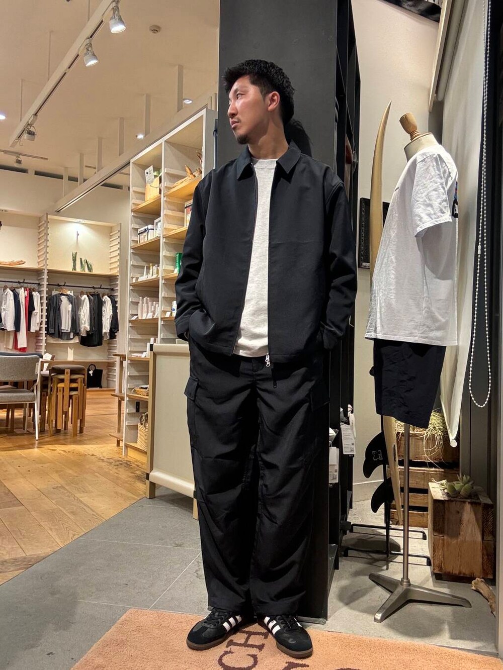 グレー系のTシャツ/カットソー、ブルー系のその他パンツ、ブルー系のブルゾンを着用したメンズの夏コーディネートの3枚目の写真
