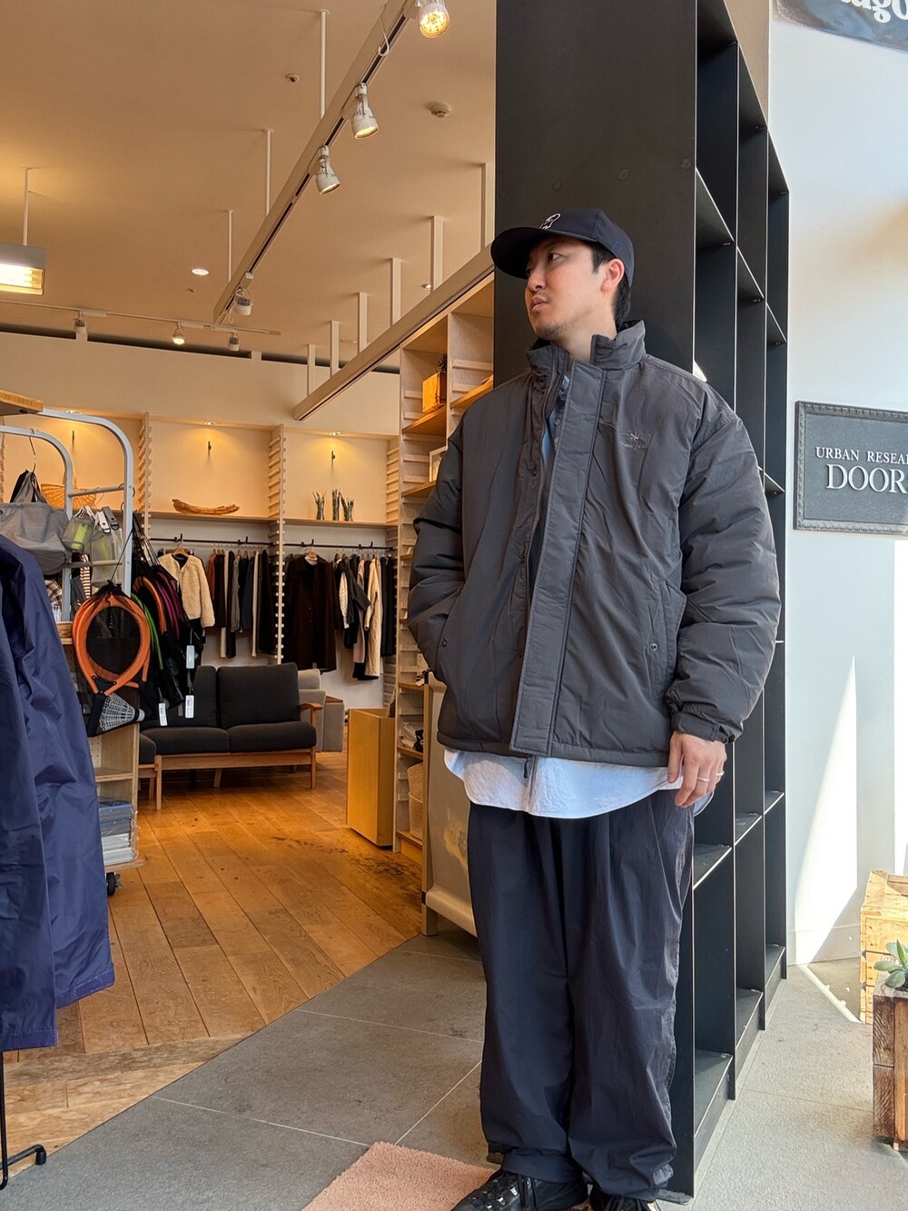 グレー系のその他アウターを着用したメンズの秋コーディネートの4枚目の写真