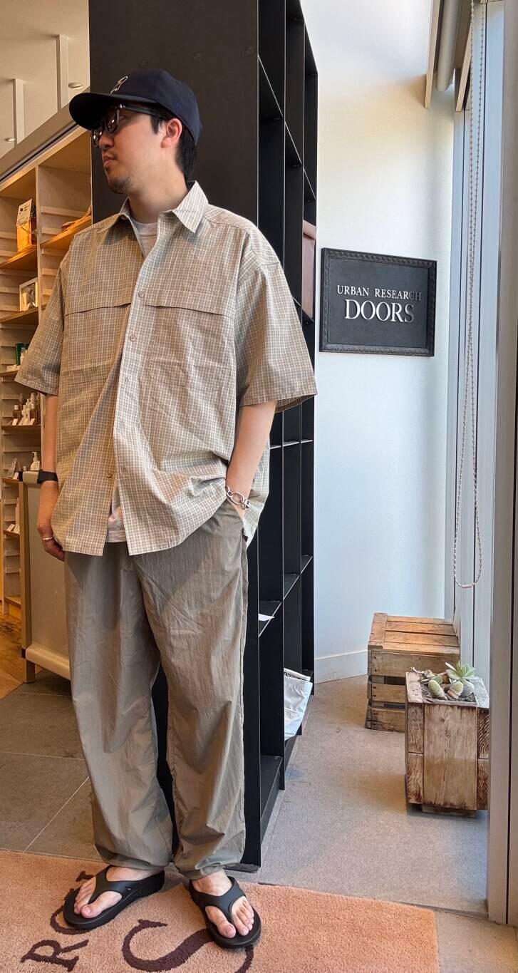 ブラック系のサンダル、ベージュ系のシャツ/ブラウス、ベージュ系のその他パンツを着用したメンズの夏コーディネートの2枚目の写真