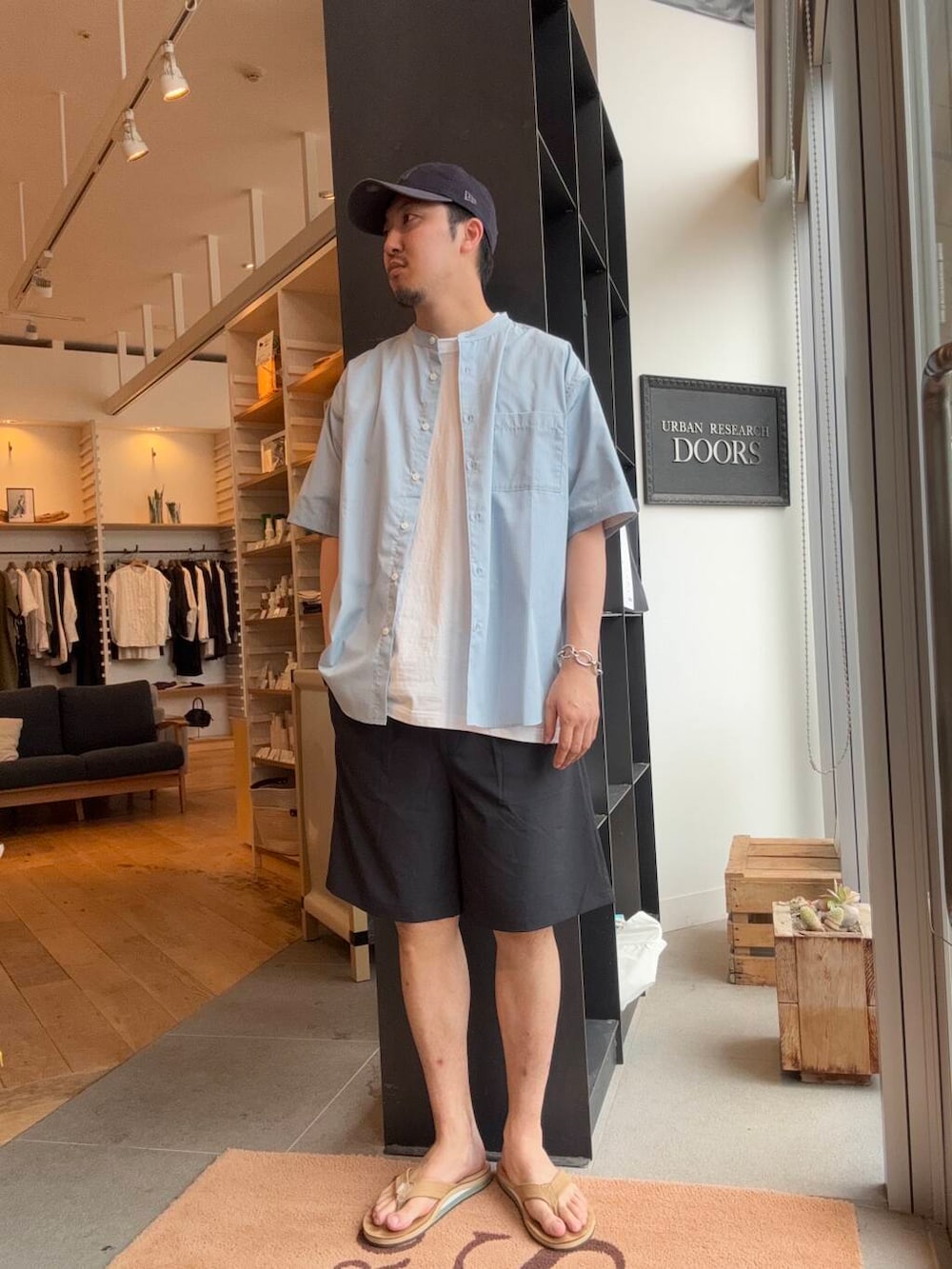 ブラック系のその他パンツ、ブルー系のシャツ/ブラウスを着用したメンズの夏コーディネートの4枚目の写真