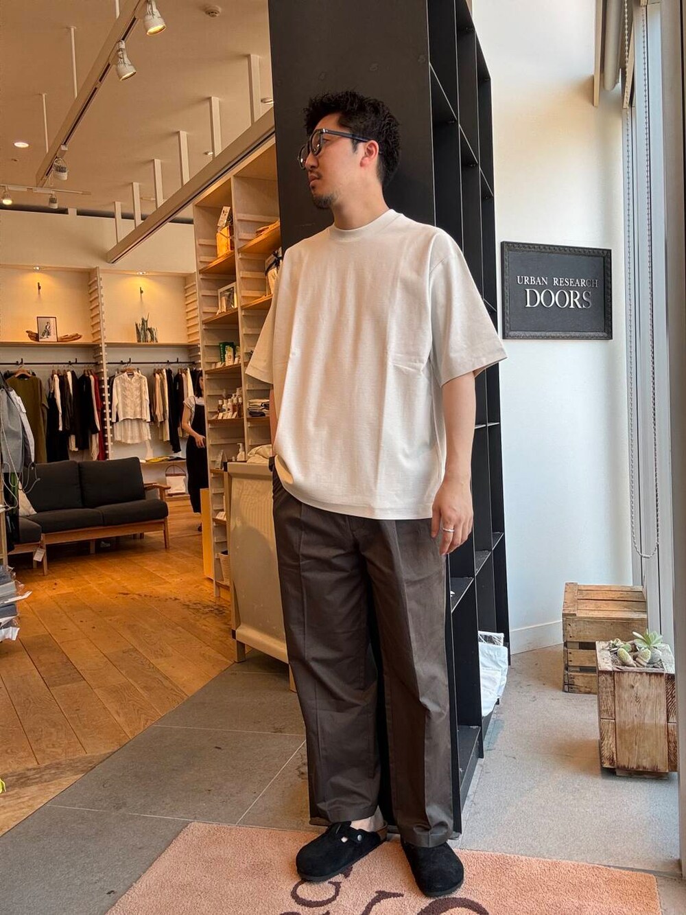 グレー系のその他パンツ、グレー系のTシャツ/カットソーを着用したメンズの夏コーディネートの2枚目の写真