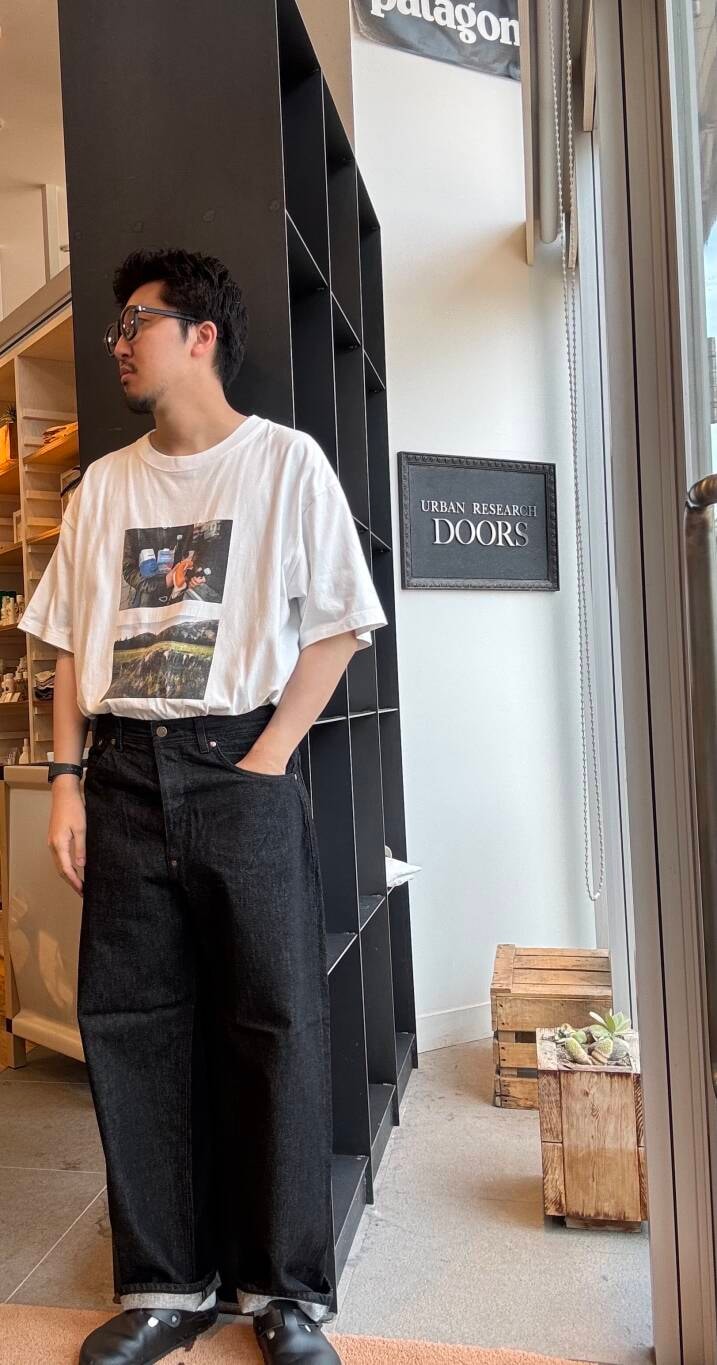 ブラック系のデニムパンツ、ブラック系のデニムジャケットを着用したメンズの夏コーディネートの5枚目の写真