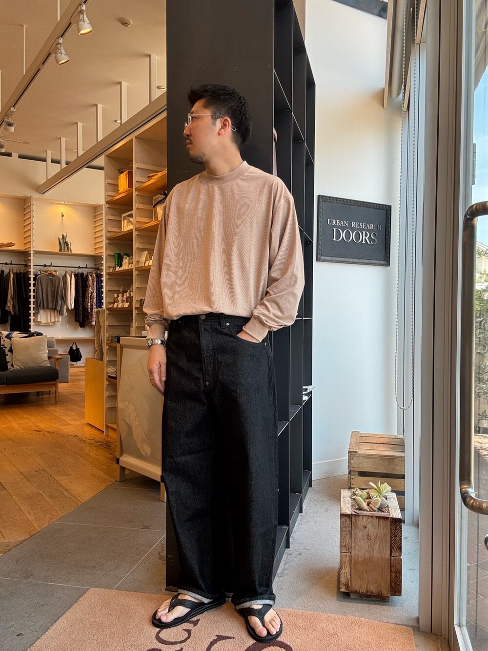 ベージュ系のTシャツ/カットソー、ベージュ系のシャツ/ブラウスを着用したメンズの夏コーディネートの4枚目の写真