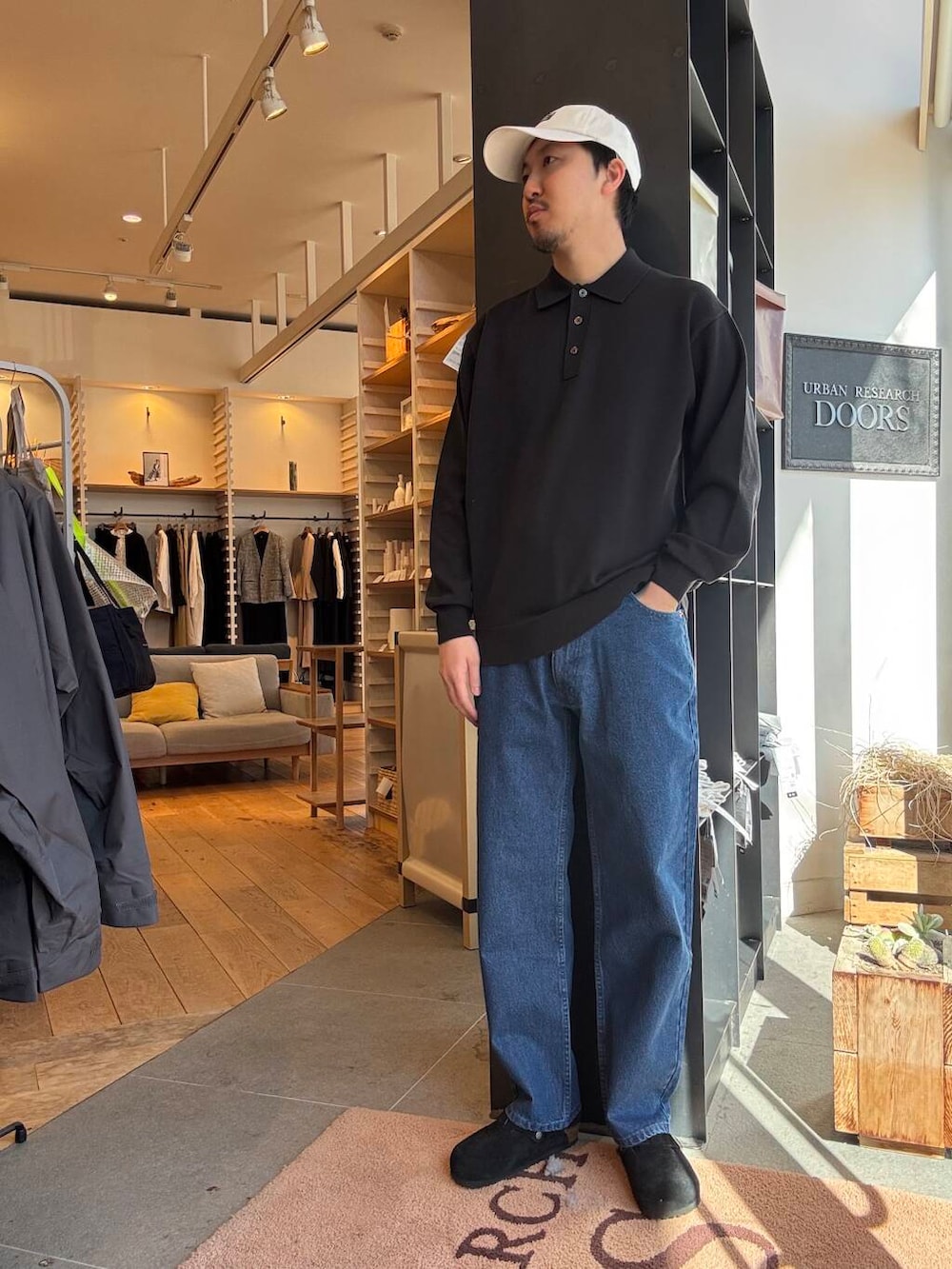 ブルー系のデニムパンツ、ブルー系のその他アウター、ブラック系のポロシャツを着用したメンズの冬コーディネートの3枚目の写真