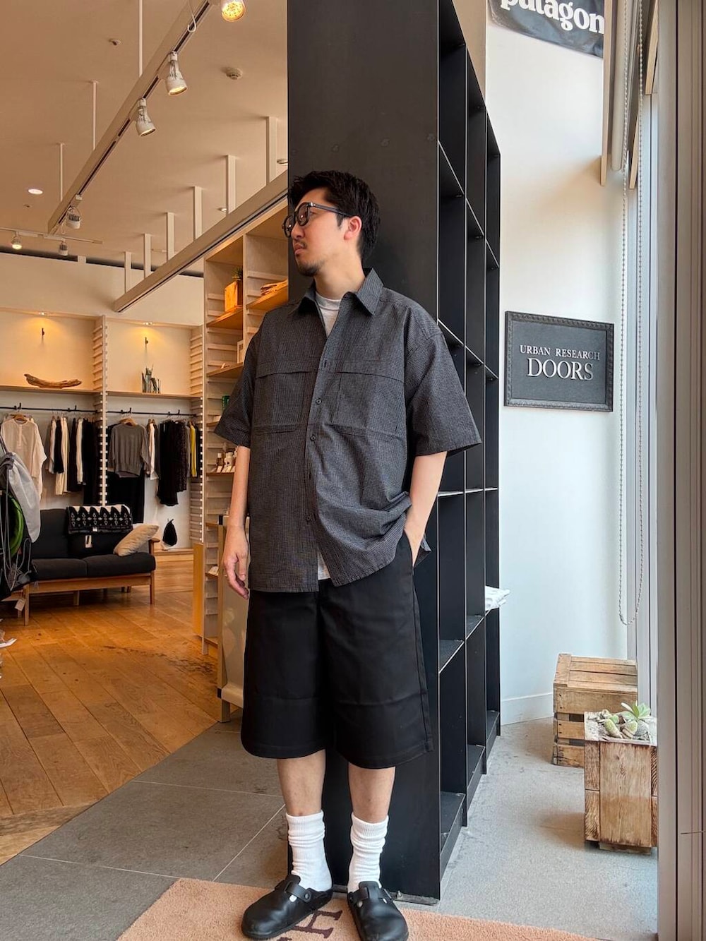 ブラック系のシャツ/ブラウス、ブラック系のその他パンツを着用したメンズの夏コーディネートの3枚目の写真