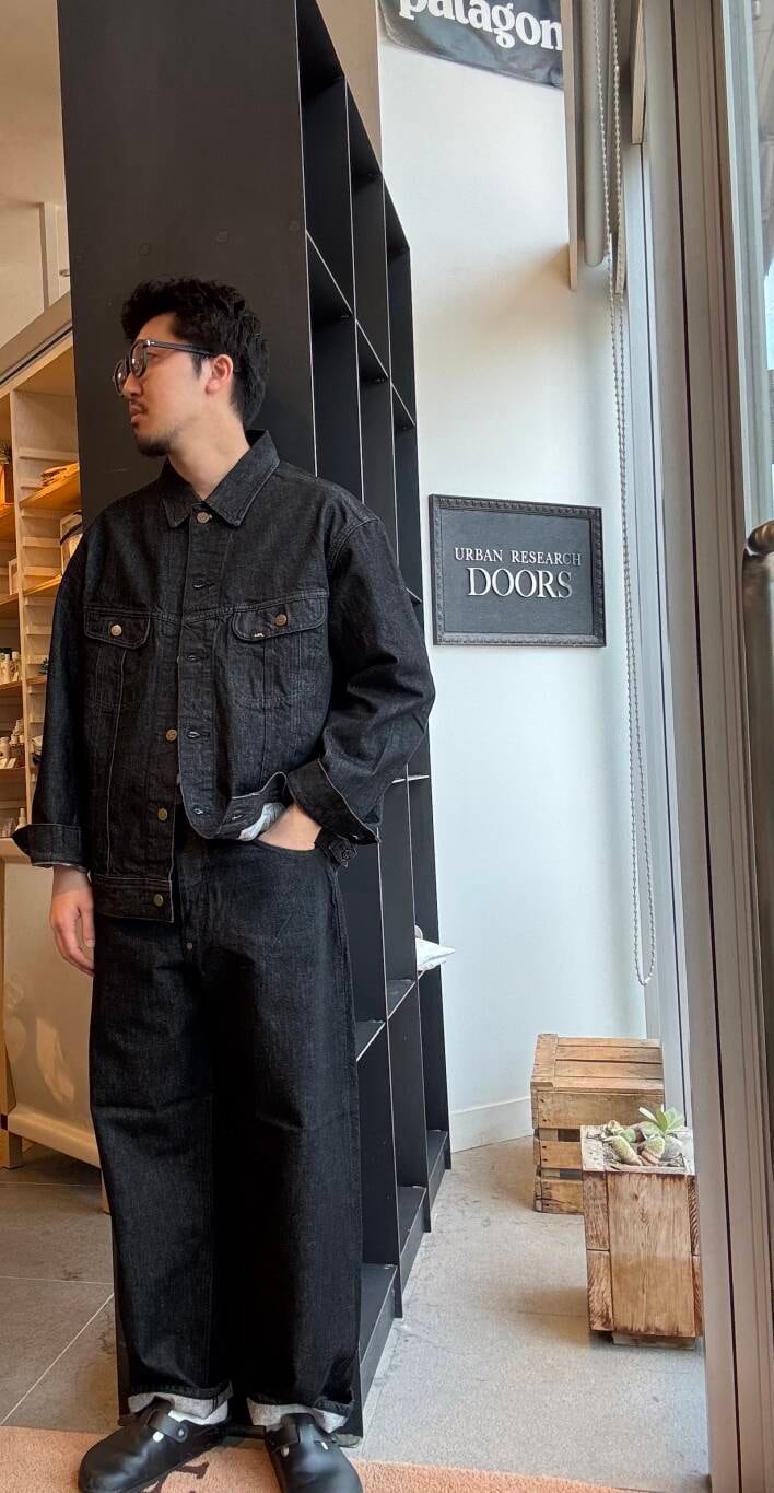 ブラック系のデニムパンツ、ブラック系のデニムジャケットを着用したメンズの夏コーディネートの4枚目の写真