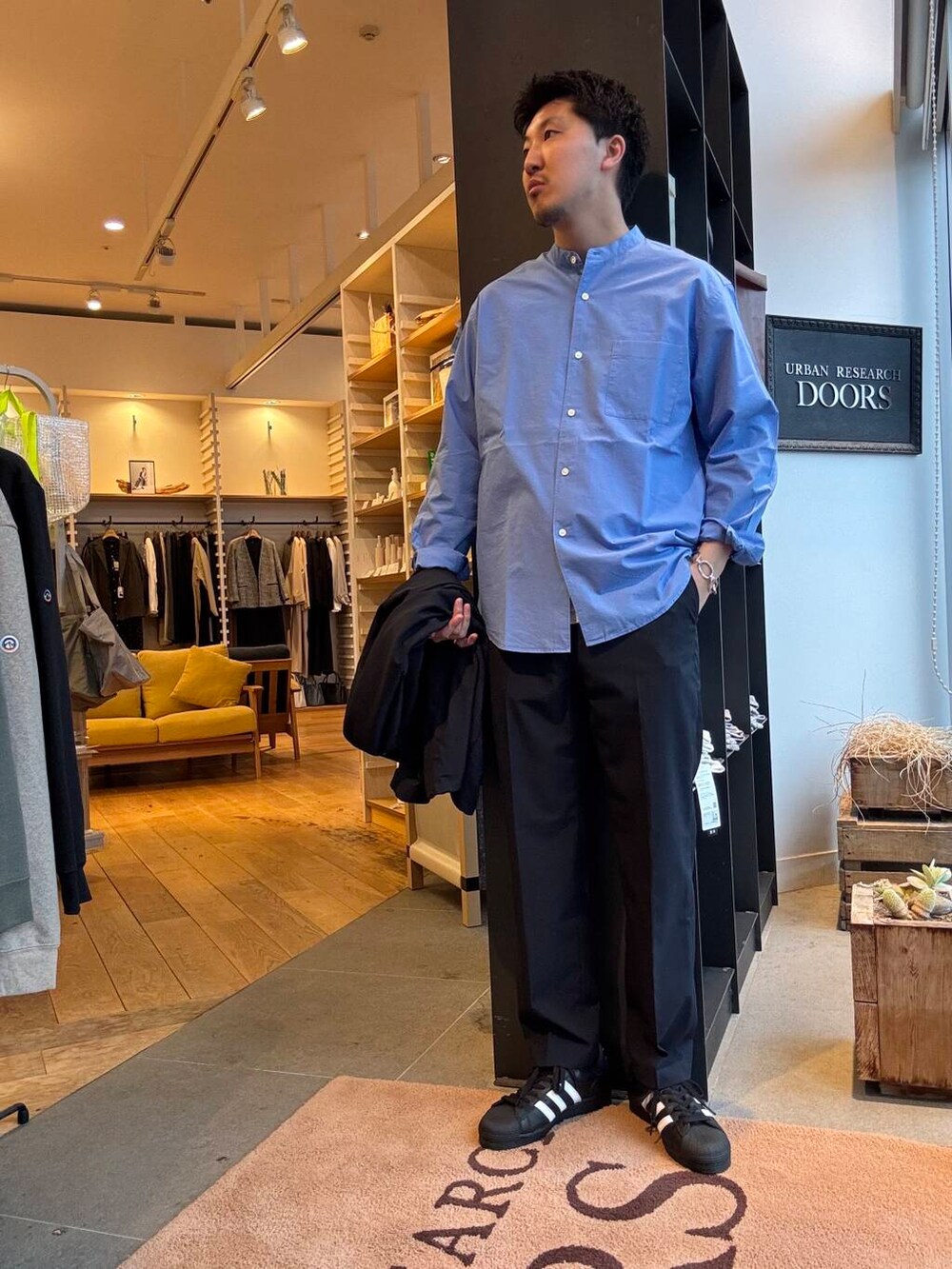 ブルー系のシャツ/ブラウス、ブルー系のその他パンツ、ブルー系のブルゾンを着用したメンズの春コーディネートの4枚目の写真