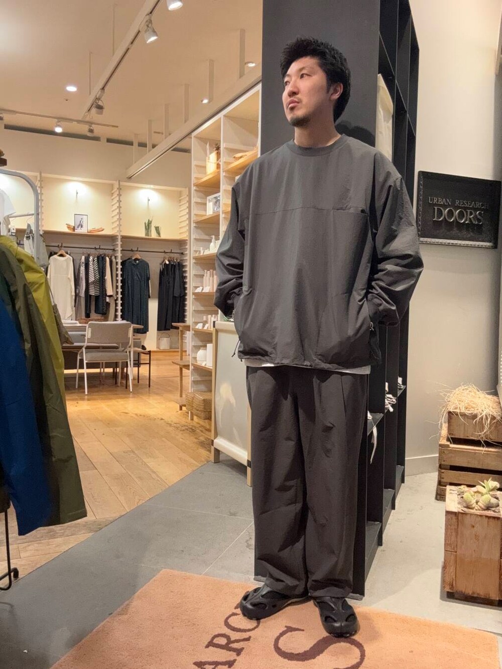 グレー系のTシャツ/カットソー、グレー系のその他パンツを着用したメンズの春コーディネートの6枚目の写真