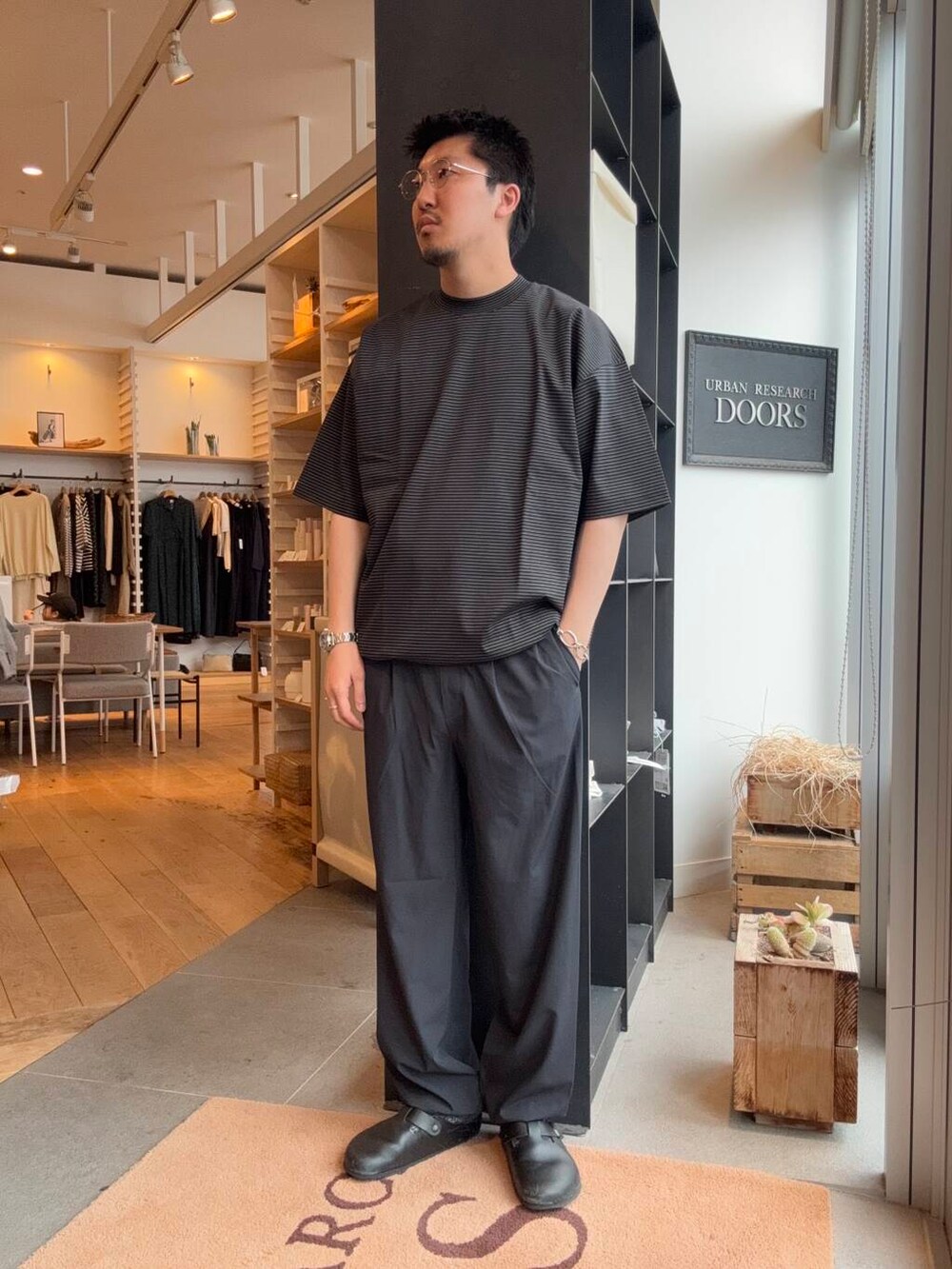 ブラック系のTシャツ/カットソー、グレー系のシャツ/ブラウス、グレー系のその他パンツを着用したメンズの春コーディネートの5枚目の写真