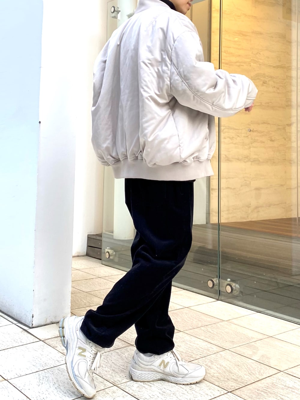 「シンプルコーデ、冬コーデ、カジュアル、モノトーンコーデ、黒、白、未来のWEARISTAプロジェクト、MA-1」｜「MONO-MARTのオーバーサイズ タートルネックニット プルオーバーニット アソートTYPE(2021-2022 WINTER COLLECTION)（ニット/セーター、ブラック系）」を使った、TAIKIさん（メンズ・173cm）の冬コーディネートの3枚目の写真