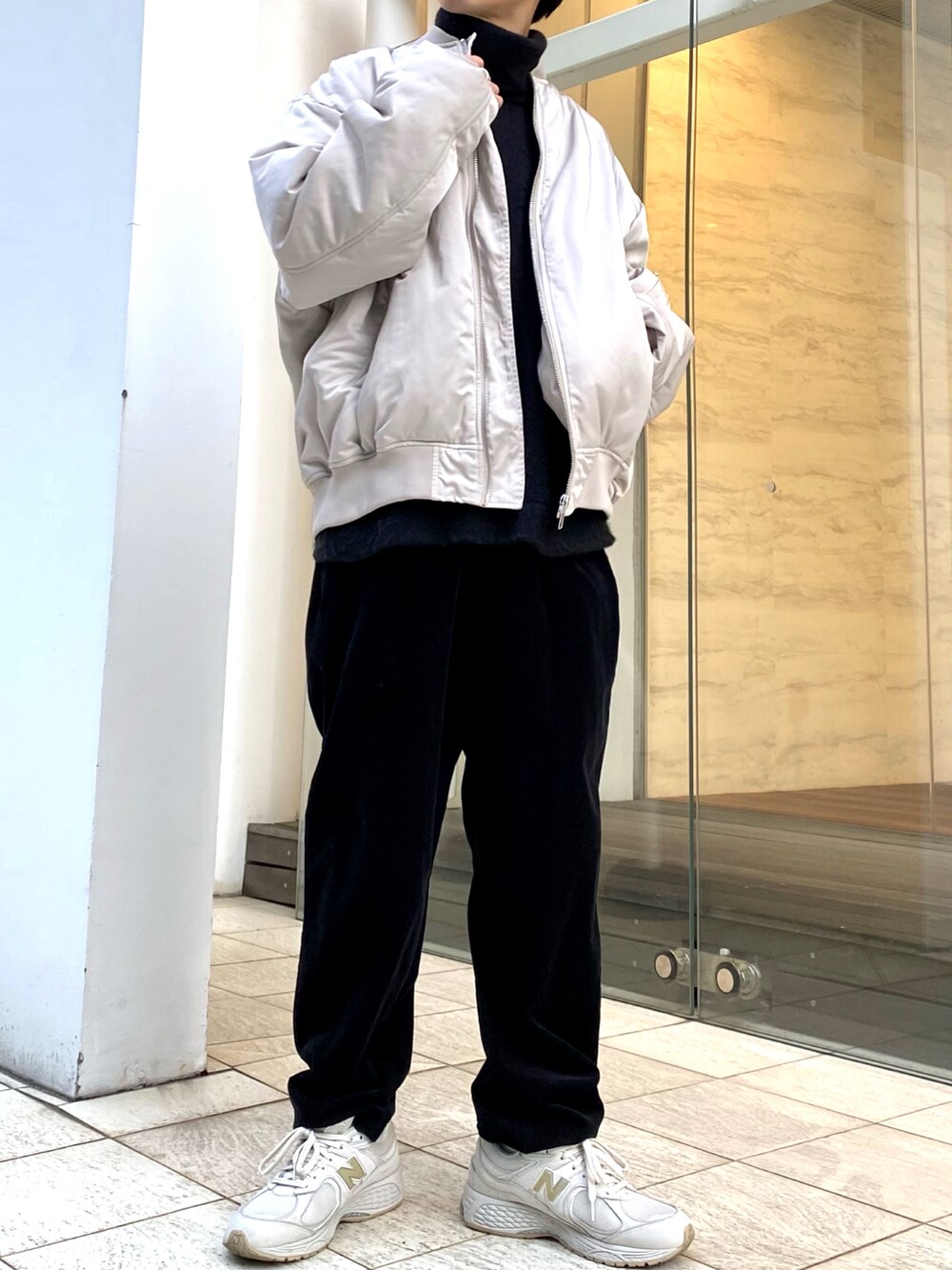 「シンプルコーデ、冬コーデ、カジュアル、モノトーンコーデ、黒、白、未来のWEARISTAプロジェクト、MA-1」｜「MONO-MARTのオーバーサイズ タートルネックニット プルオーバーニット アソートTYPE(2021-2022 WINTER COLLECTION)（ニット/セーター、ブラック系）」を使った、TAIKIさん（メンズ・173cm）の冬コーディネートの2枚目の写真