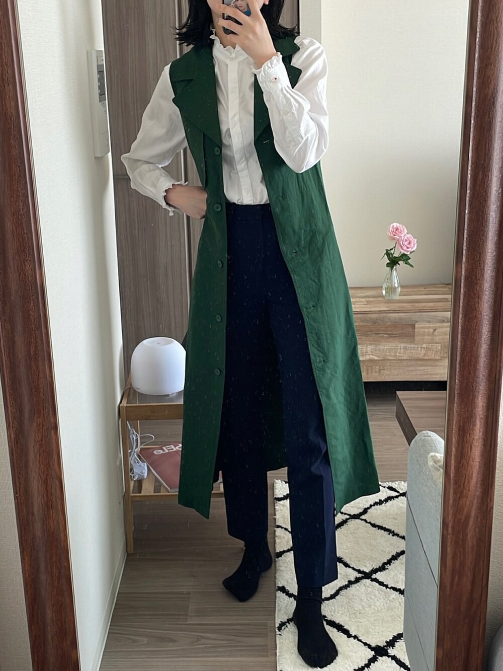 グリーン系のジャケット/アウター、ホワイト系のシャツ/ブラウス、ブルー系のスラックスを着用したレディースの春コーディネートの2枚目の写真