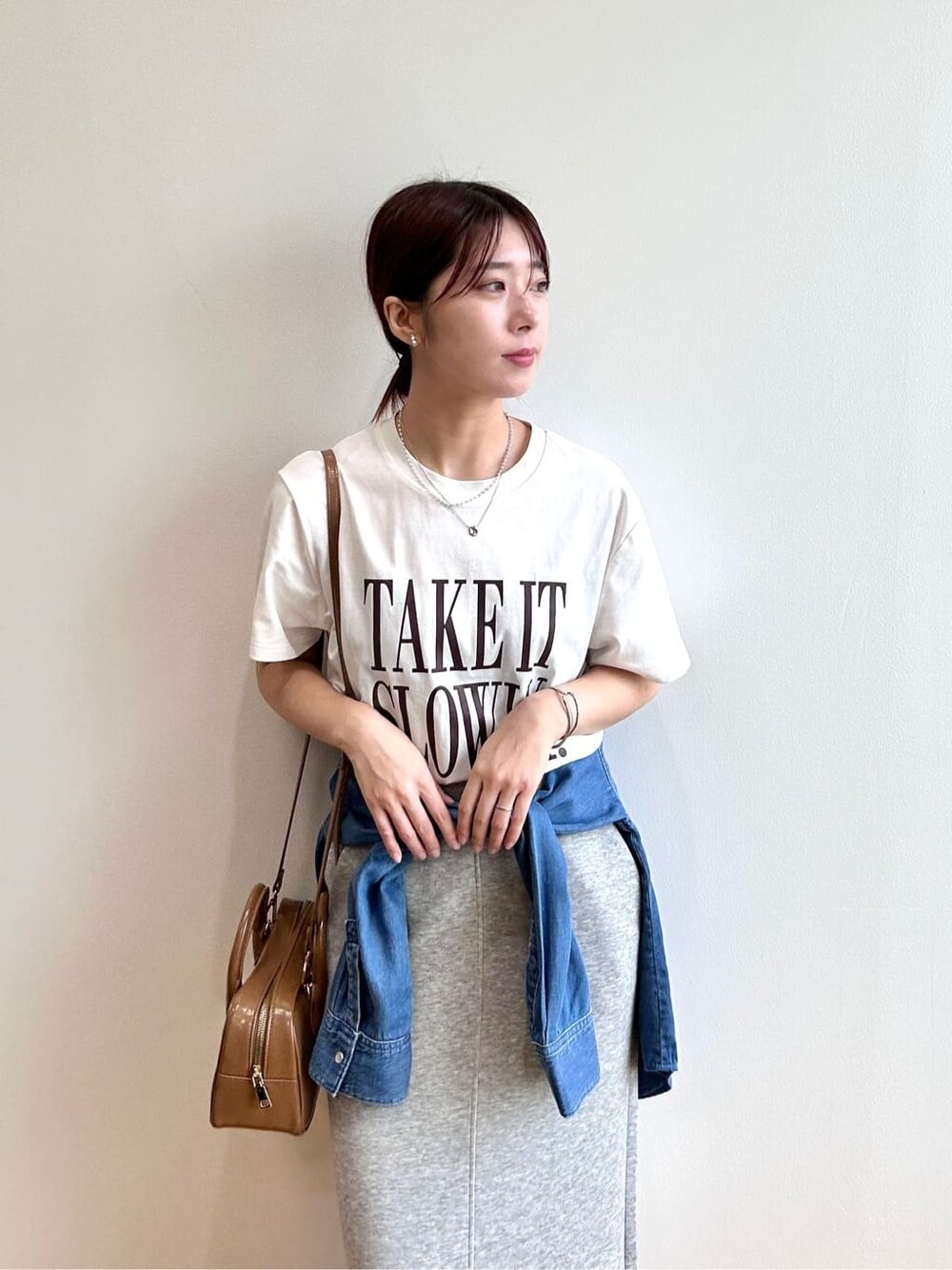 ホワイト系のTシャツ/カットソー、ブルー系のシャツ/ブラウス、グレー系のスカートを着用したレディースの秋コーディネートの5枚目の写真