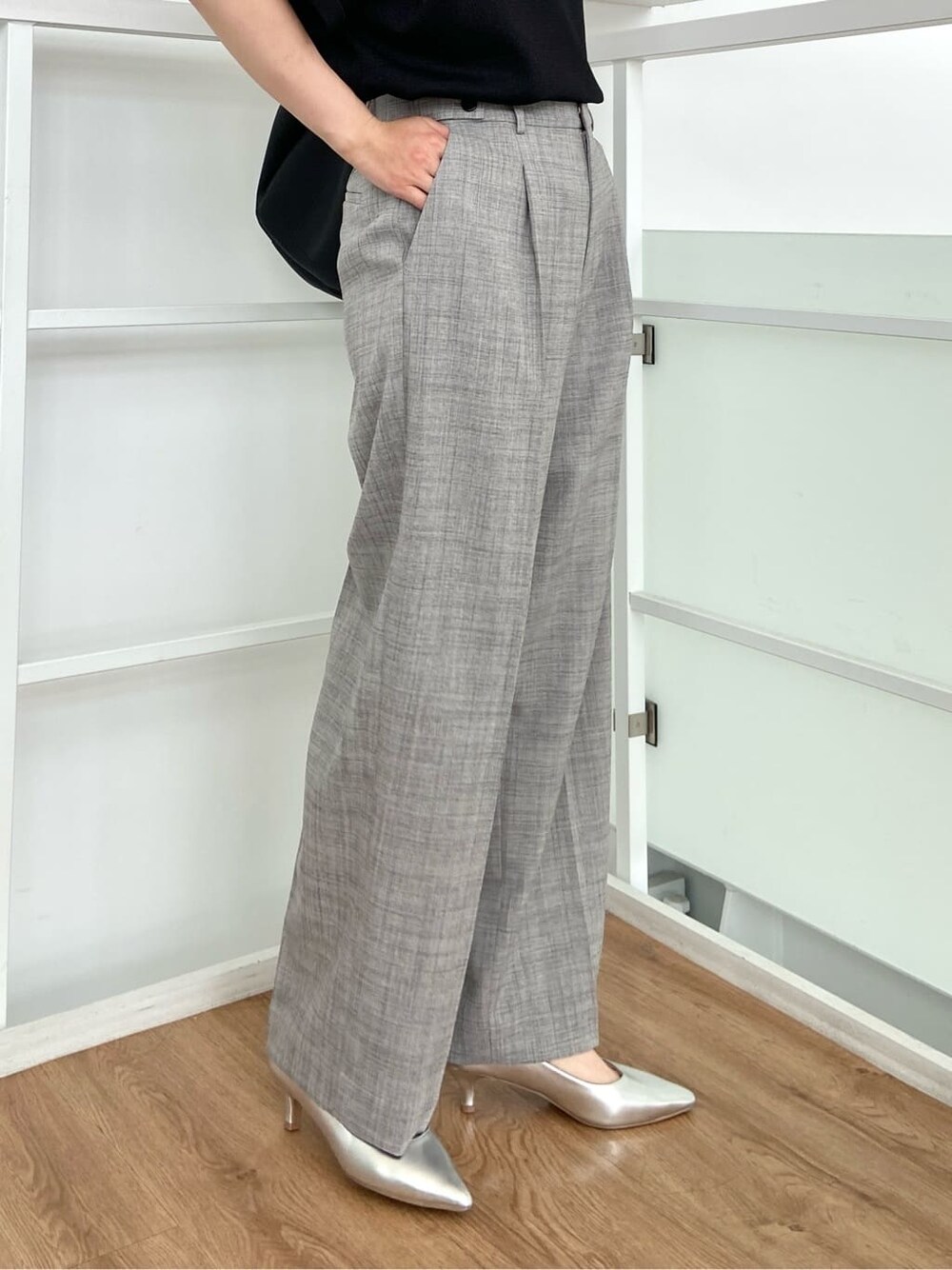 ブラック系のニット/セーター、グレー系のその他パンツ、ブラック系のトートバッグを着用したレディースの春コーディネートの8枚目の写真