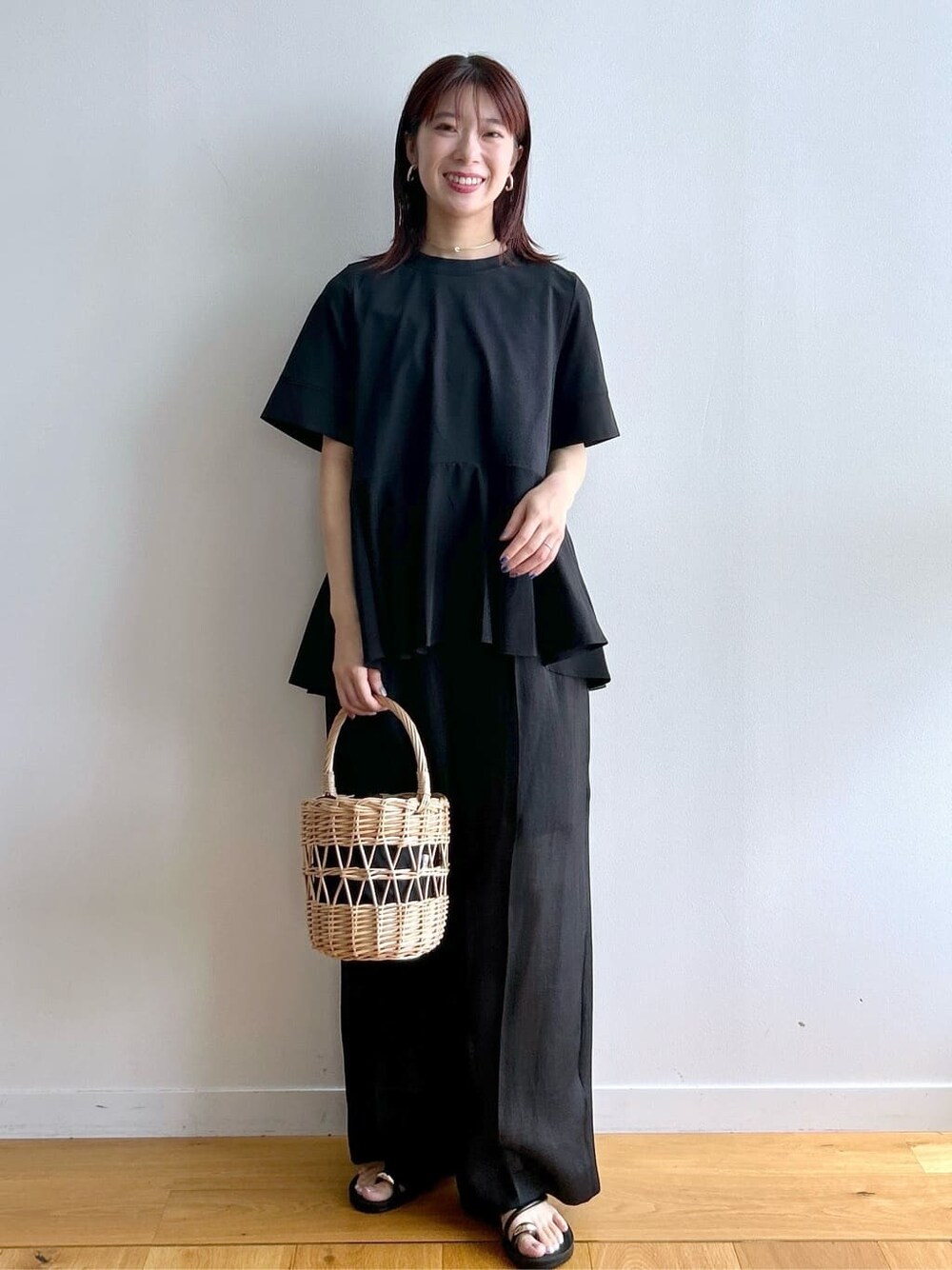 ブラック系のTシャツ/カットソー、ブラック系のその他パンツ、ブラック系のハンドバッグを着用したレディースの夏コーディネートの4枚目の写真
