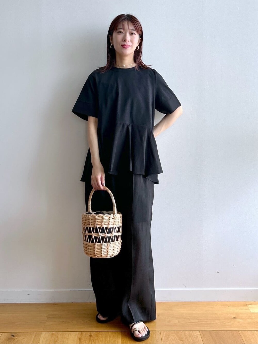 ブラック系のTシャツ/カットソー、ブラック系のその他パンツ、ブラック系のハンドバッグを着用したレディースの夏コーディネートの3枚目の写真