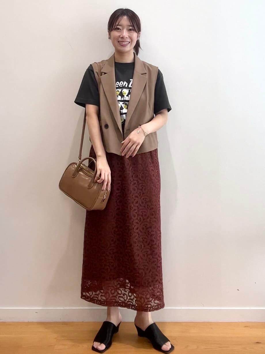ブラウン系のベスト、グレー系のTシャツ/カットソー、ブラウン系のスカートを着用したレディースの秋コーディネートの5枚目の写真