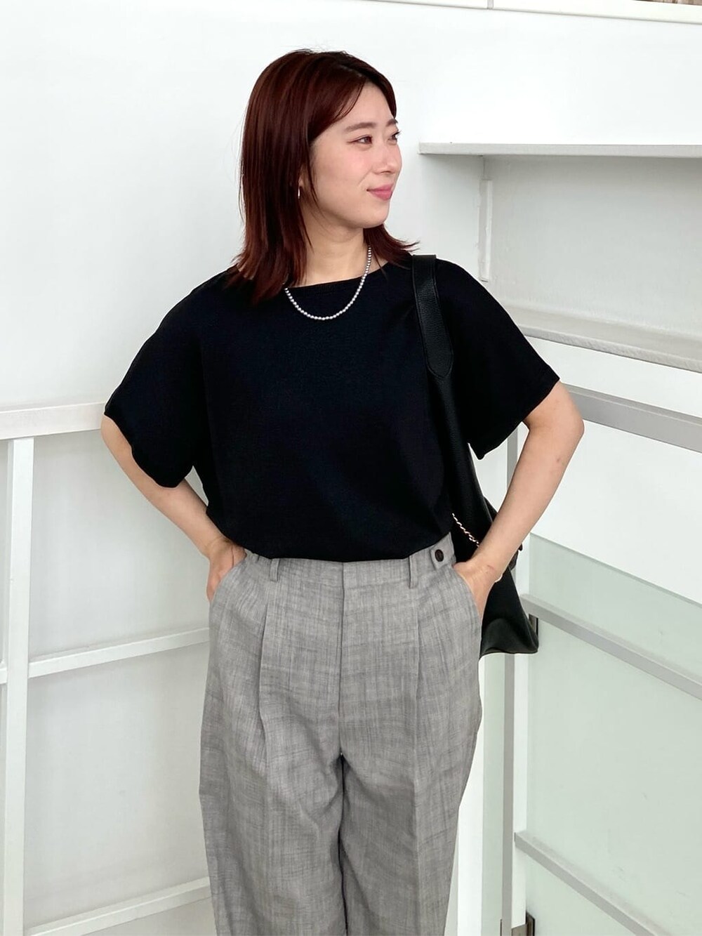 ブラック系のニット/セーター、グレー系のその他パンツ、ブラック系のトートバッグを着用したレディースの春コーディネートの4枚目の写真