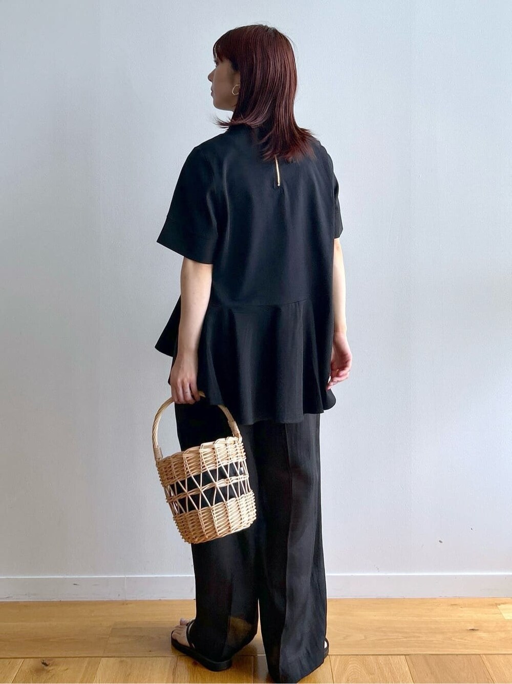 ブラック系のTシャツ/カットソー、ブラック系のその他パンツ、ブラック系のハンドバッグを着用したレディースの夏コーディネートの6枚目の写真