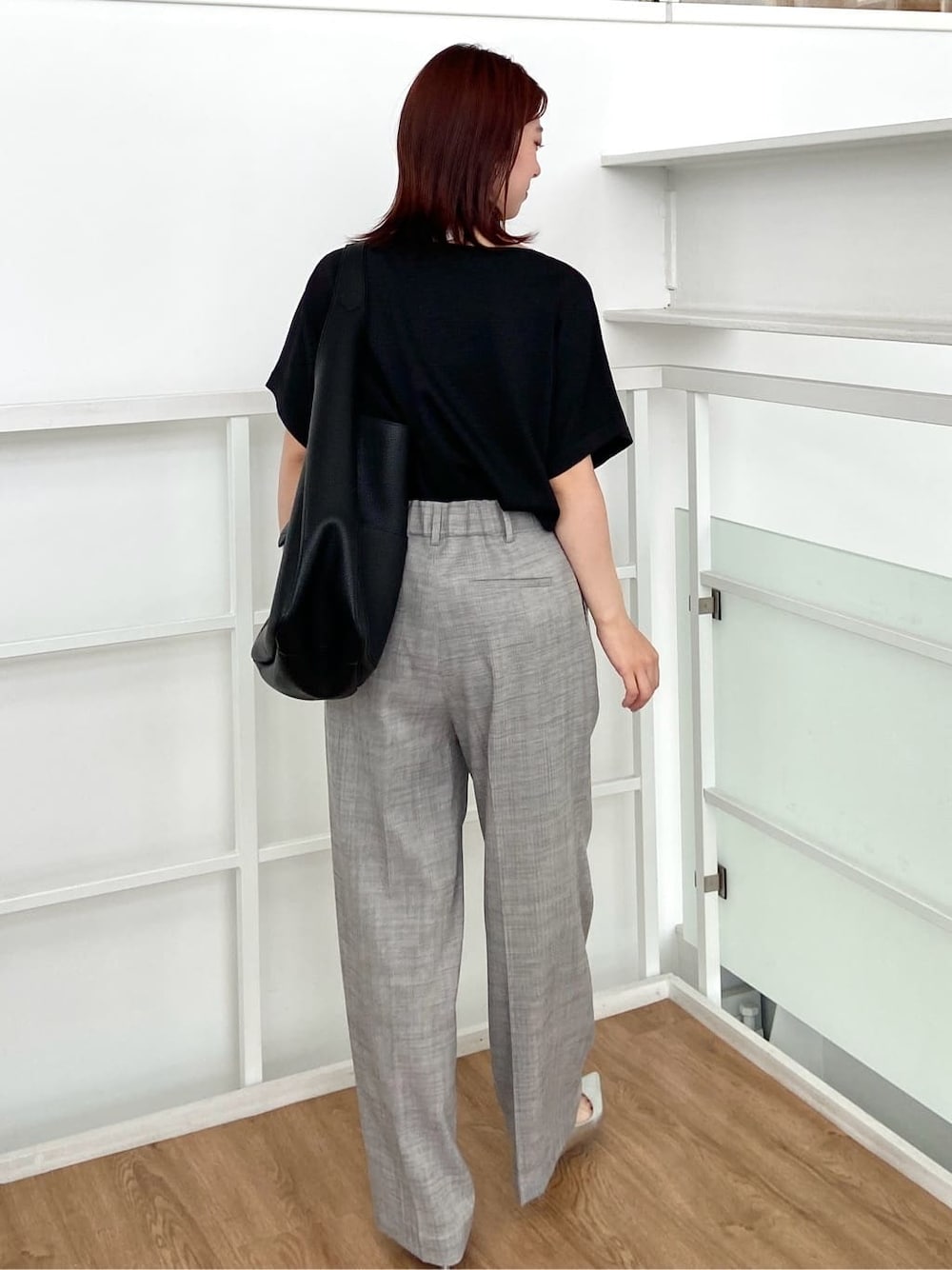 ブラック系のニット/セーター、グレー系のその他パンツ、ブラック系のトートバッグを着用したレディースの春コーディネートの3枚目の写真