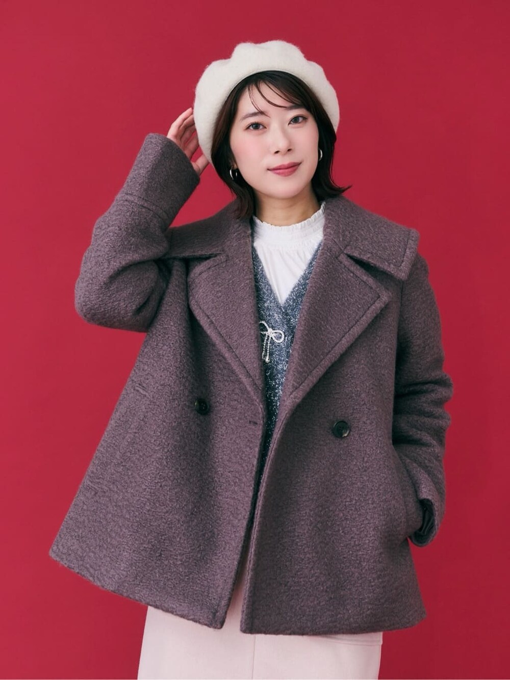 ブラウン系のピーコート、グレー系のカーディガン/ボレロ、ホワイト系のTシャツ/カットソーを着用したレディースの秋コーディネートの4枚目の写真
