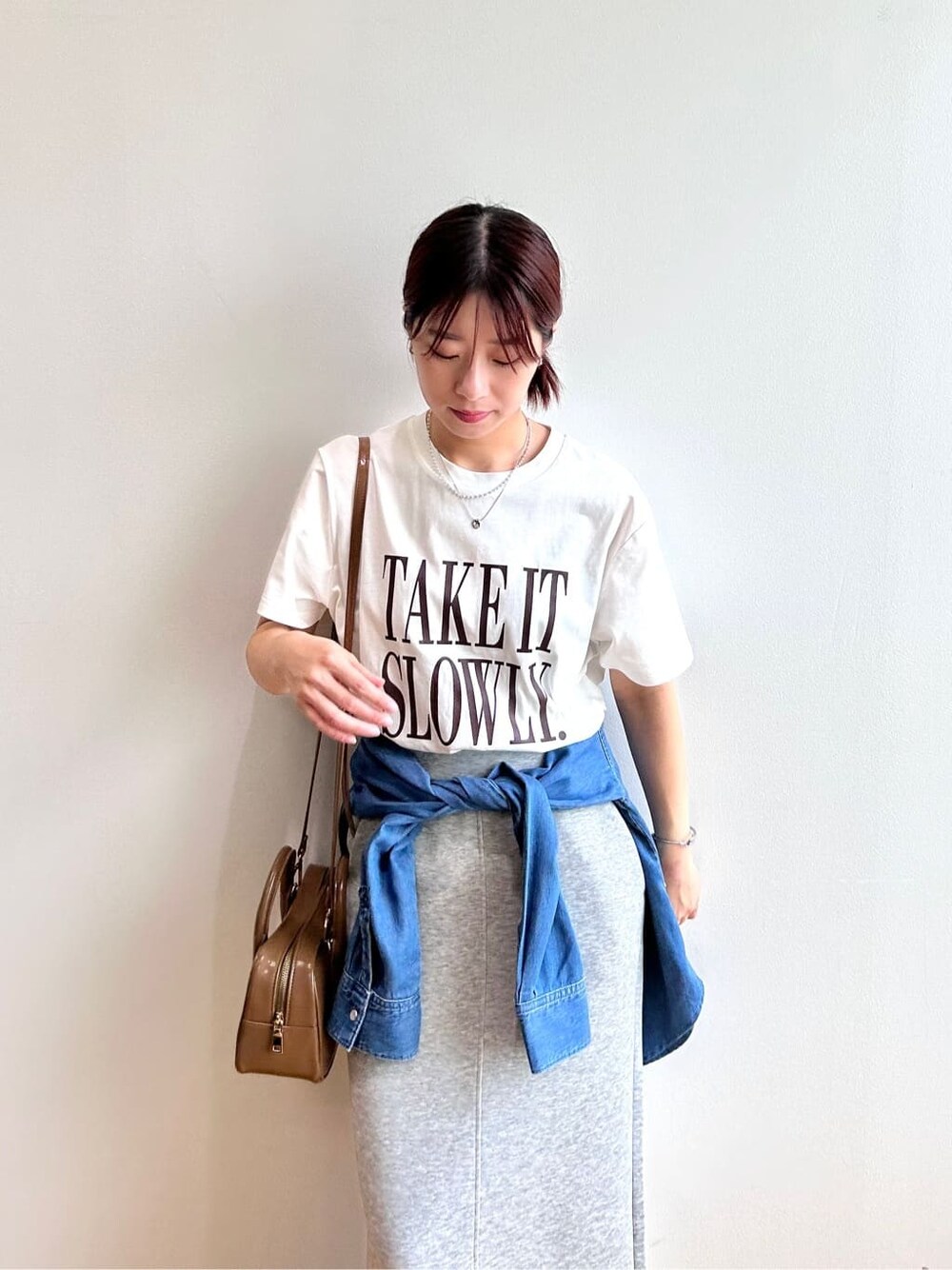 ホワイト系のTシャツ/カットソー、ブルー系のシャツ/ブラウス、グレー系のスカートを着用したレディースの秋コーディネートの6枚目の写真