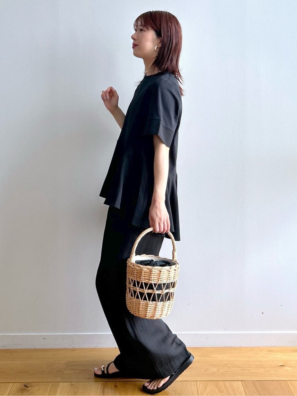 ブラック系のTシャツ/カットソー、ブラック系のその他パンツ、ブラック系のハンドバッグを着用したレディースの夏コーディネートの5枚目の写真