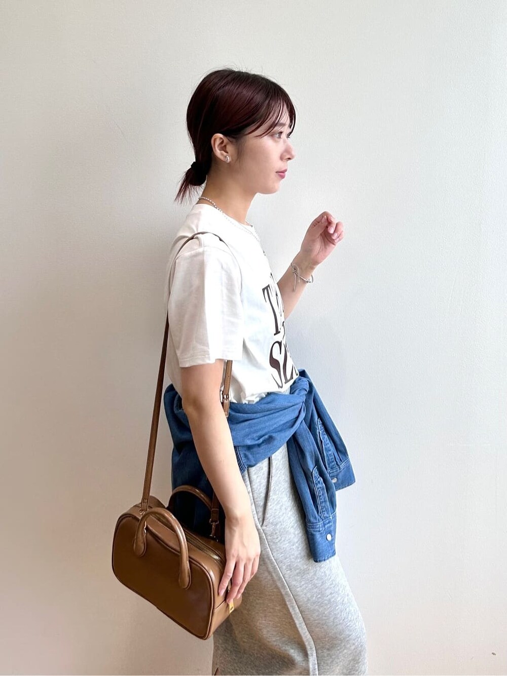 ホワイト系のTシャツ/カットソー、ブルー系のシャツ/ブラウス、グレー系のスカートを着用したレディースの秋コーディネートの7枚目の写真