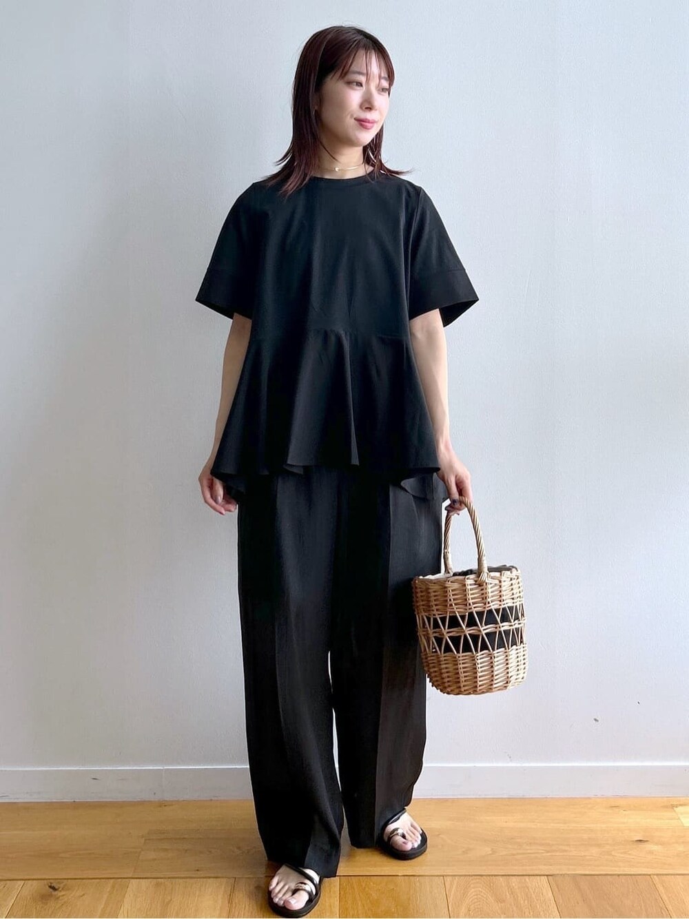 ブラック系のTシャツ/カットソー、ブラック系のその他パンツ、ブラック系のハンドバッグを着用したレディースの夏コーディネートの2枚目の写真