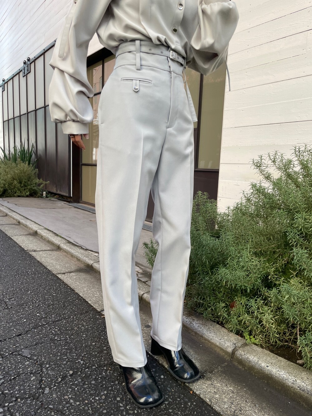 グレー系のその他パンツ、ベージュ系のシャツ/ブラウスを着用したレディースの冬コーディネートの7枚目の写真