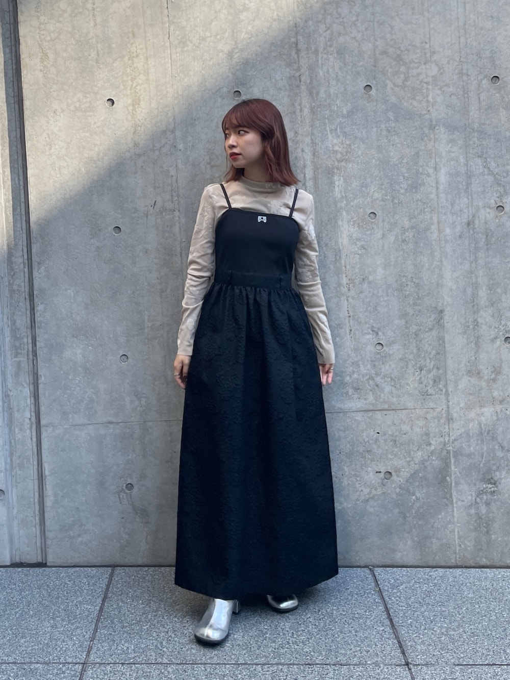 ベージュ系のTシャツ/カットソー、シルバー系のブーツを着用したレディースの秋コーディネートの5枚目の写真