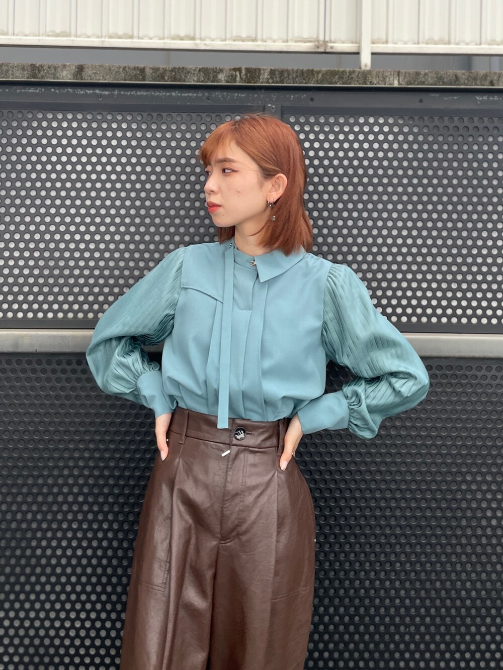 ブラック系のその他パンツ、グリーン系のシャツ/ブラウスを着用したレディースの夏コーディネートの4枚目の写真