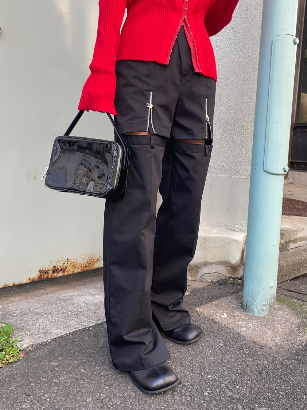 ブラック系のブーツ、ブラック系のその他パンツ、ブラック系のショルダーバッグを着用したレディースの秋コーディネートの5枚目の写真