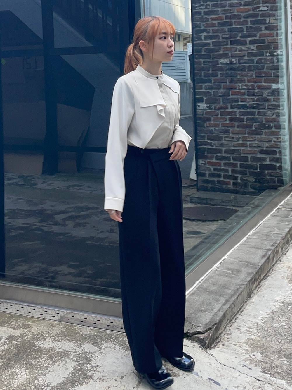 ベージュ系のシャツ/ブラウスを着用したレディースの冬コーディネートの2枚目の写真