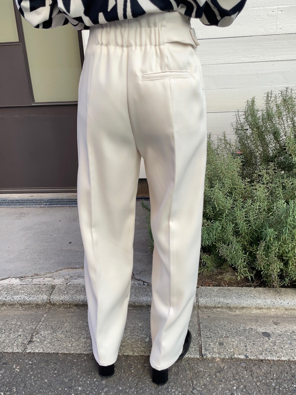 ホワイト系のその他パンツ、その他のニット/セーターを着用したレディースの冬コーディネートの6枚目の写真