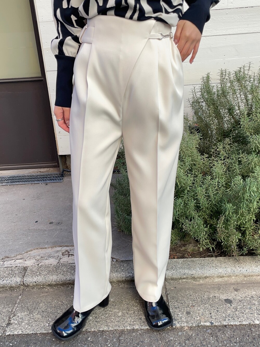 ホワイト系のその他パンツ、その他のニット/セーターを着用したレディースの冬コーディネートの5枚目の写真