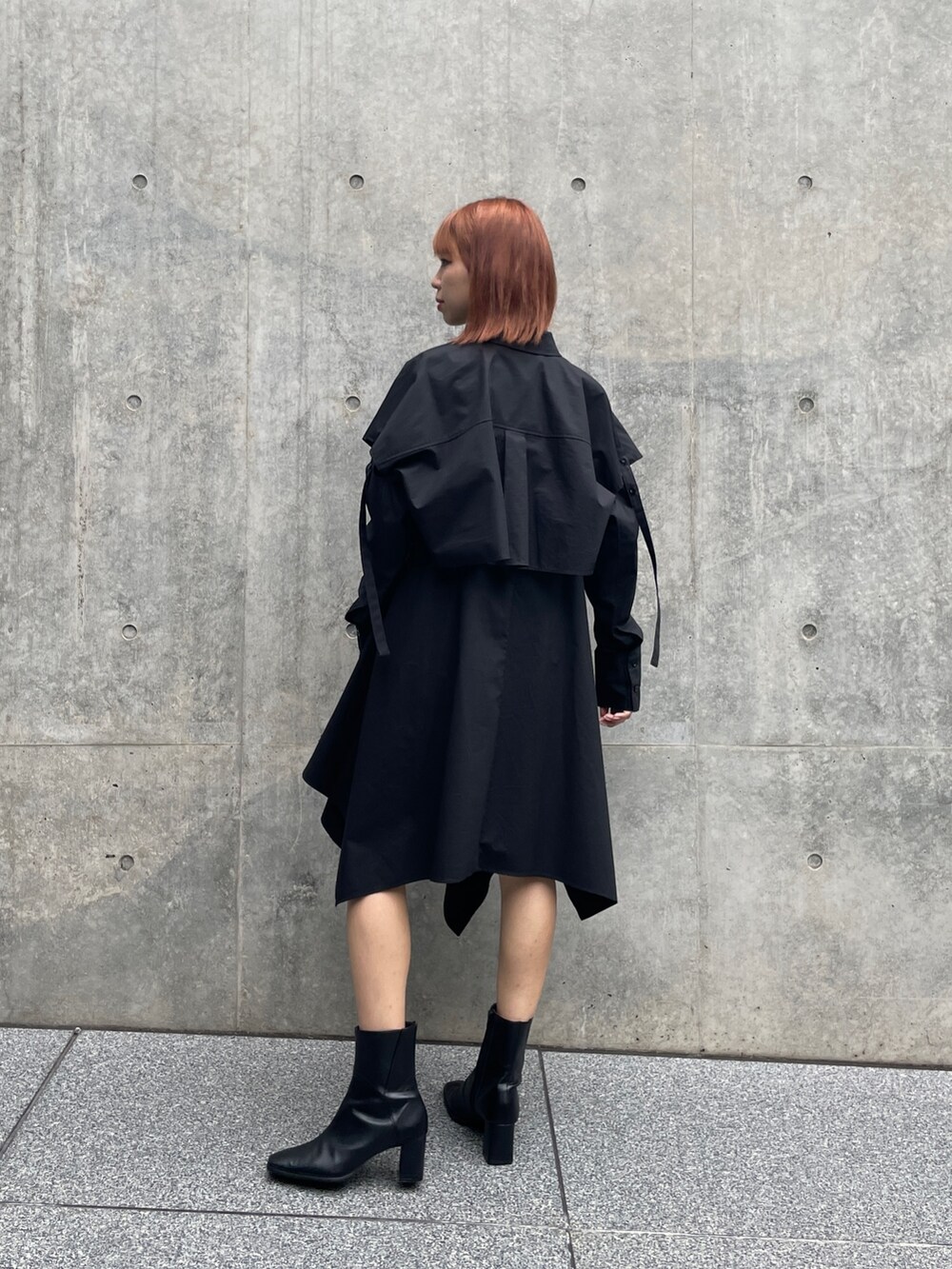 その他のTシャツ/カットソー、ブラック系のシャツワンピースを着用したレディースの秋コーディネートの7枚目の写真