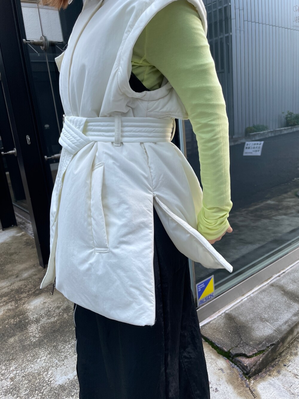 ホワイト系のダウンジャケット/コートを着用したレディースの冬コーディネートの5枚目の写真