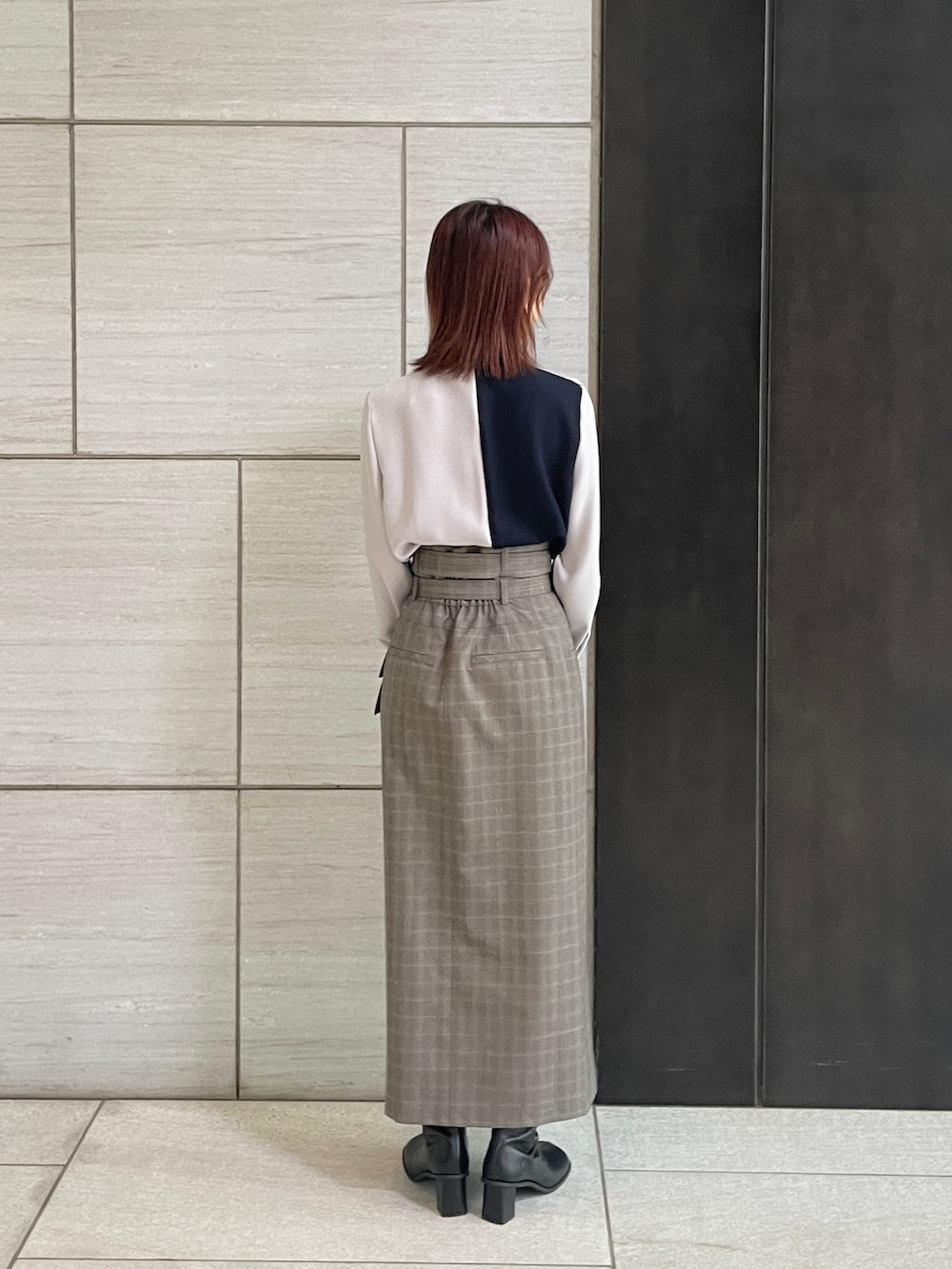 ブルー系のシャツ/ブラウス、ブラック系のブーツ、その他のスカートを着用したレディースの秋コーディネートの3枚目の写真