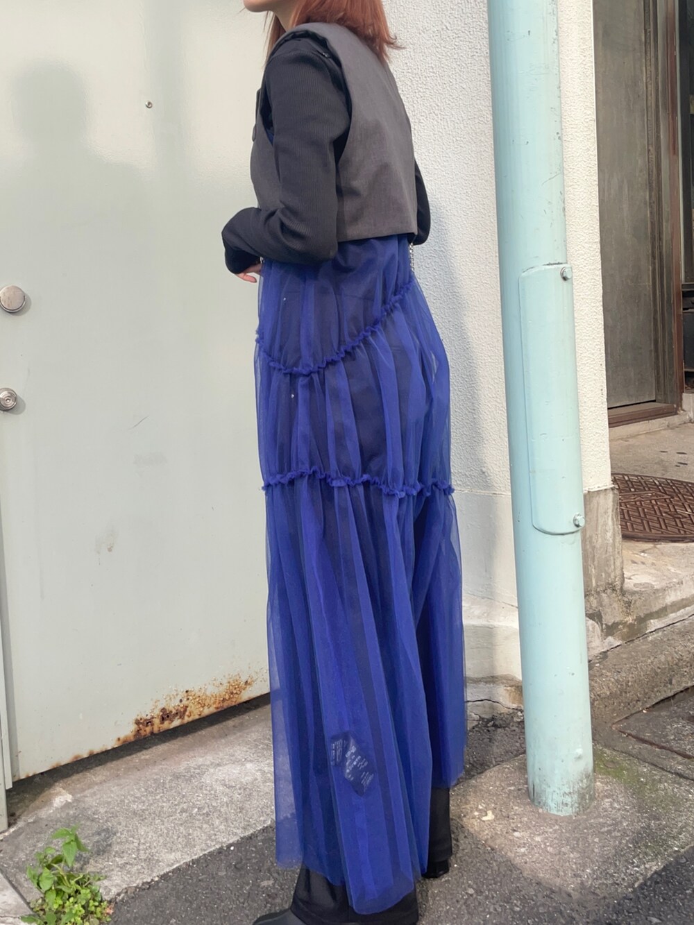 ブラック系のブーツ、グレー系のワンピース、ブラック系のTシャツ/カットソーを着用したレディースの秋コーディネートの5枚目の写真