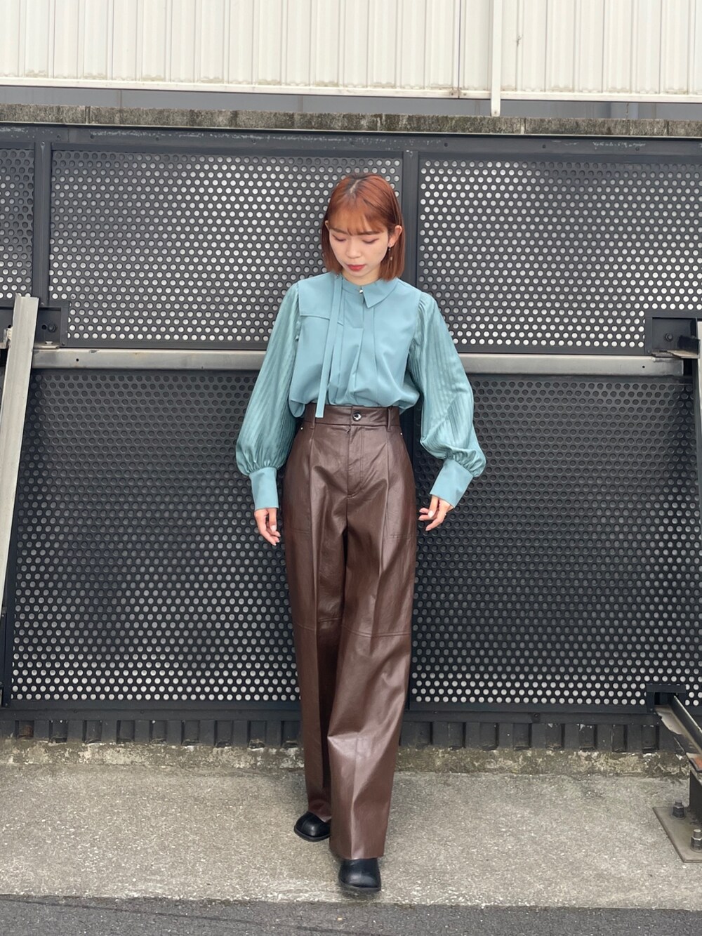 ブラック系のその他パンツ、グリーン系のシャツ/ブラウスを着用したレディースの夏コーディネートの2枚目の写真
