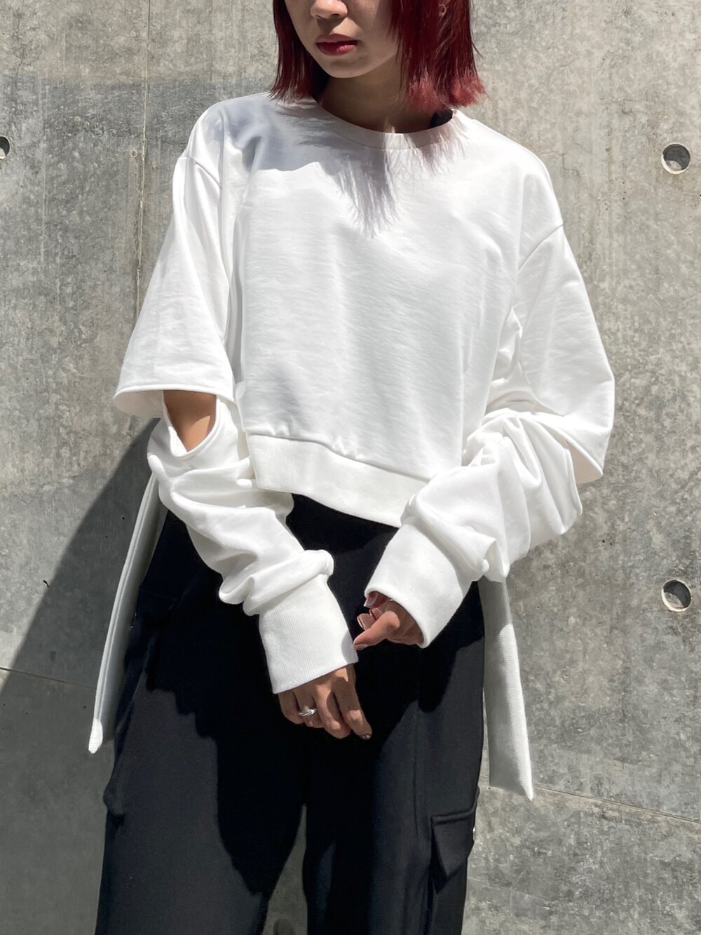 ブラック系のつなぎ/オールインワン、ホワイト系のスウェットを着用したレディースの秋コーディネートの4枚目の写真