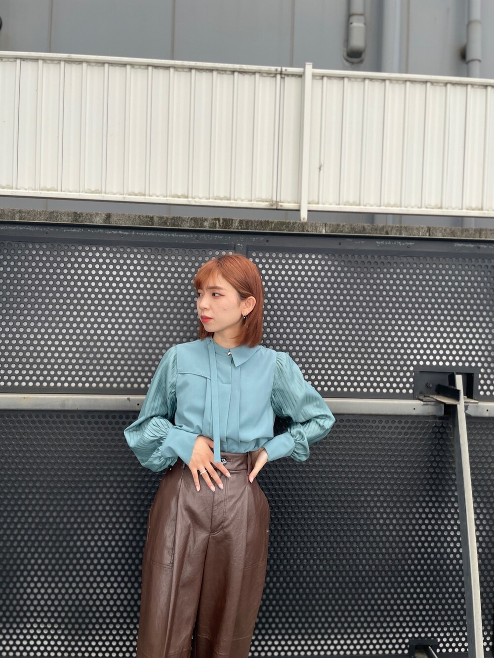 ブラック系のその他パンツ、グリーン系のシャツ/ブラウスを着用したレディースの夏コーディネートの3枚目の写真