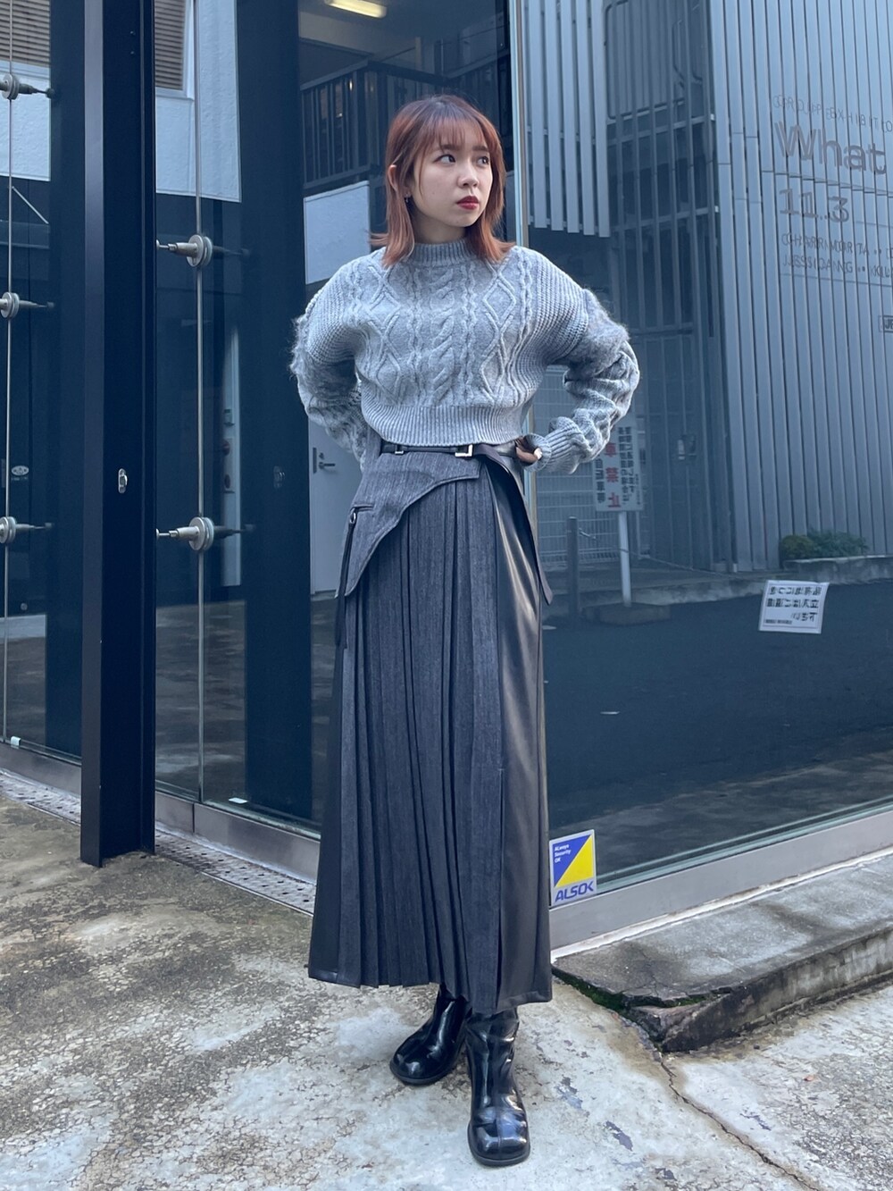 グレー系のニット/セーター、ブラック系のスカートを着用したレディースの冬コーディネートの3枚目の写真