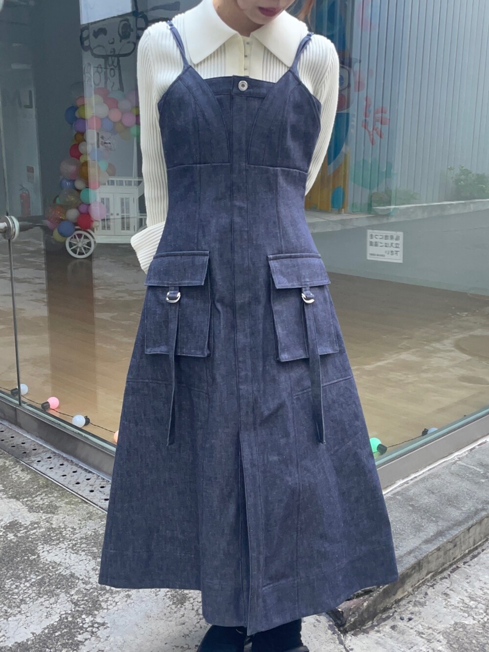 ブルー系のジャンパースカート、ホワイト系のニット/セーターを着用したレディースの冬コーディネートの4枚目の写真