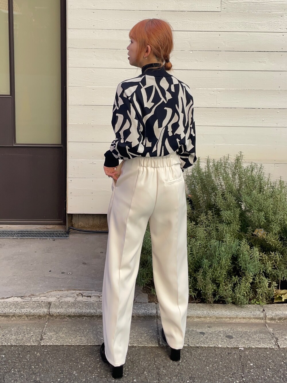 ホワイト系のその他パンツ、その他のニット/セーターを着用したレディースの冬コーディネートの2枚目の写真