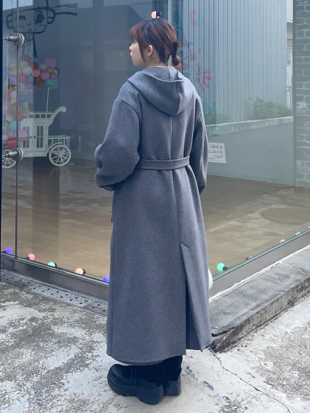 グレー系のその他アウターを着用したレディースの冬コーディネートの2枚目の写真