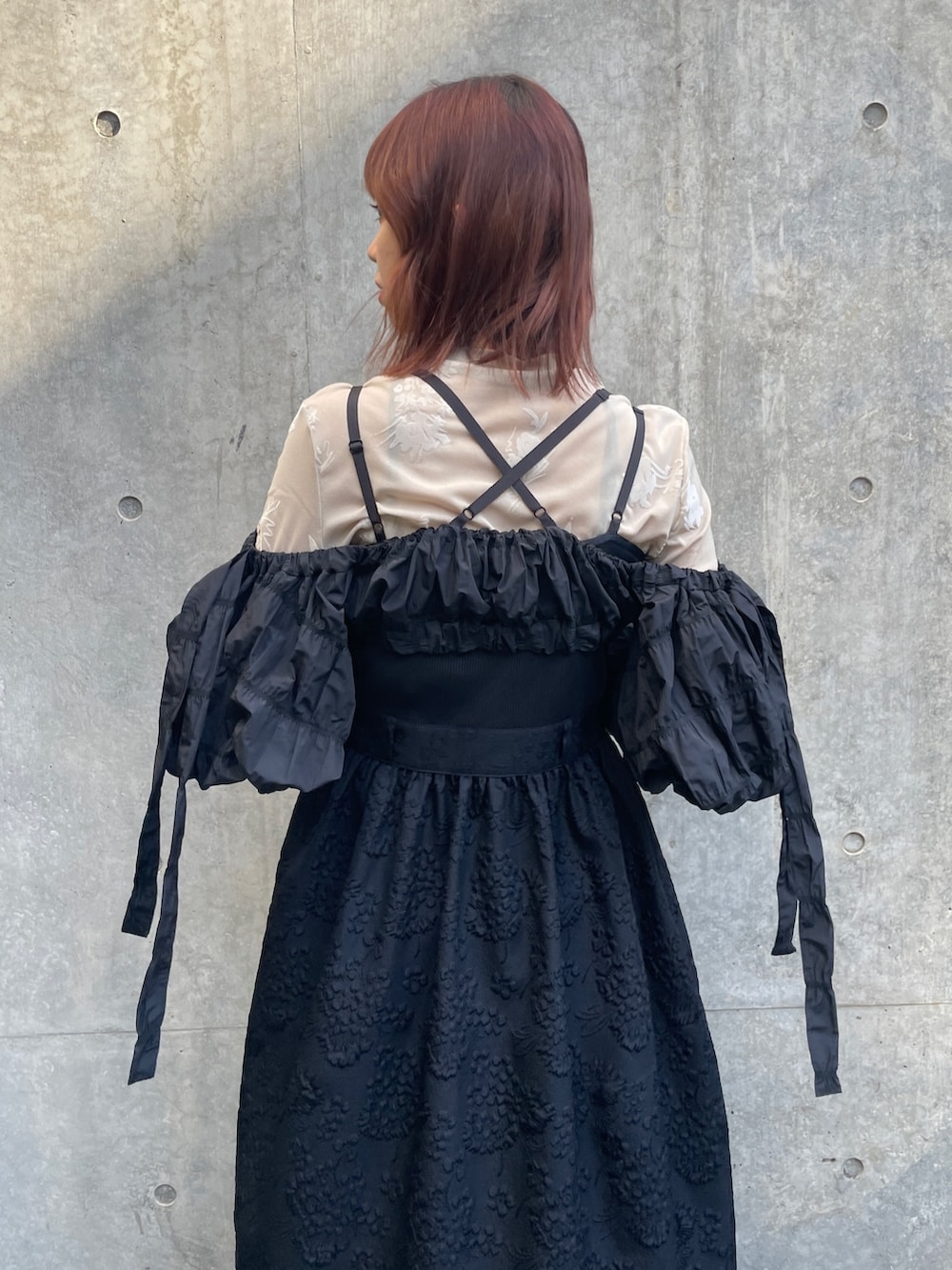 ベージュ系のTシャツ/カットソー、シルバー系のブーツを着用したレディースの秋コーディネートの4枚目の写真